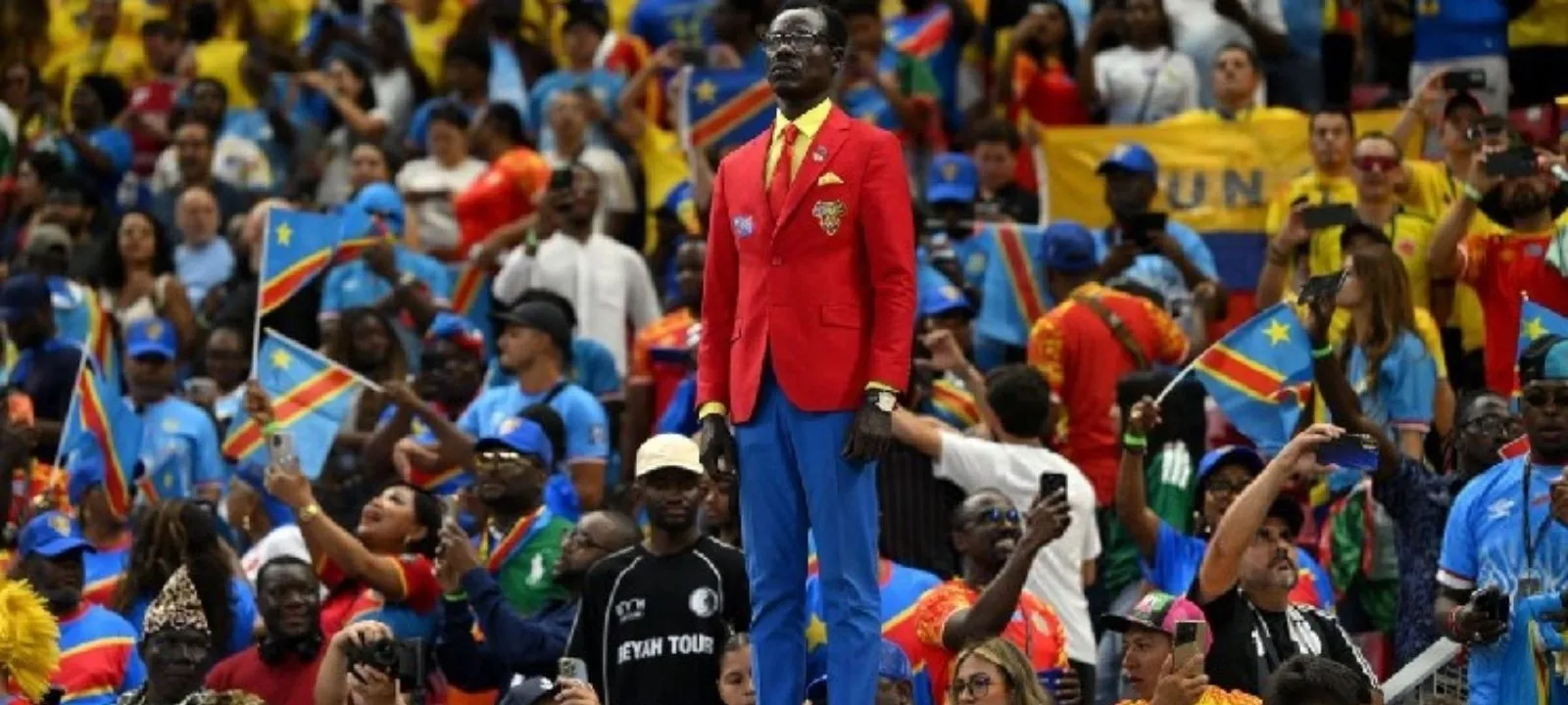 O silêncio que grita na bancada: O regresso do “adepto-estátua” da RD Congo aos grandes palcos