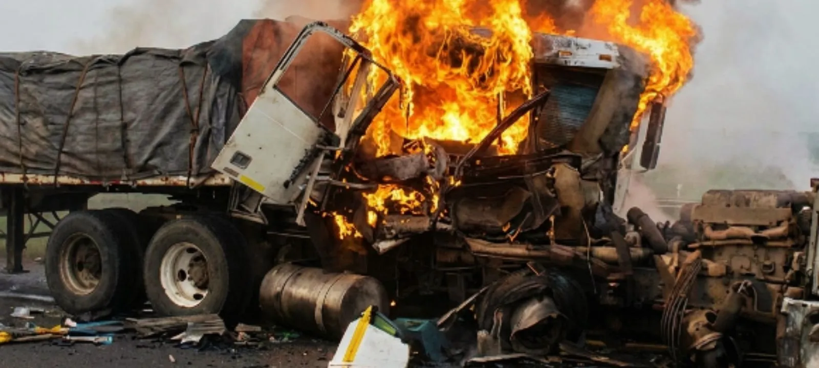 Ponte sobre Rio Púnguè: Camião incendeia após colisão com semi-colectivo